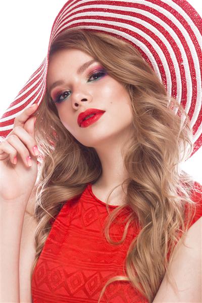 زن زیبا با کلاه با آرایش رنگارنگ لب های قرمز فر و مانیکور صورتی