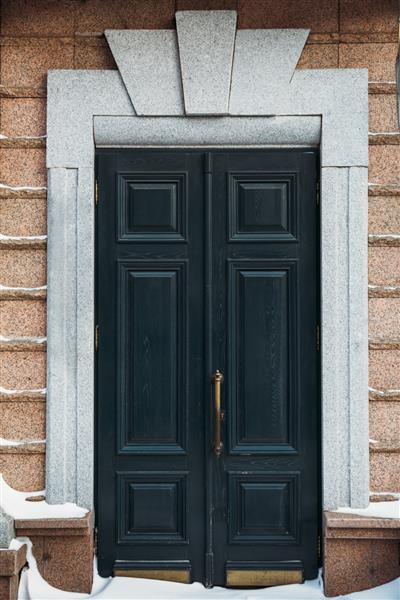 درب بسته چوبی قدیمی درگاه سیاه در ساختمان تاریخی