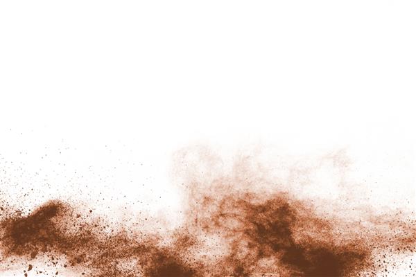 انفجار پودر قهوه ای جدا شده در پس زمینه سفید