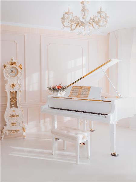 پیانوی بزرگ سفید ایستاده در فضای داخلی زیبا