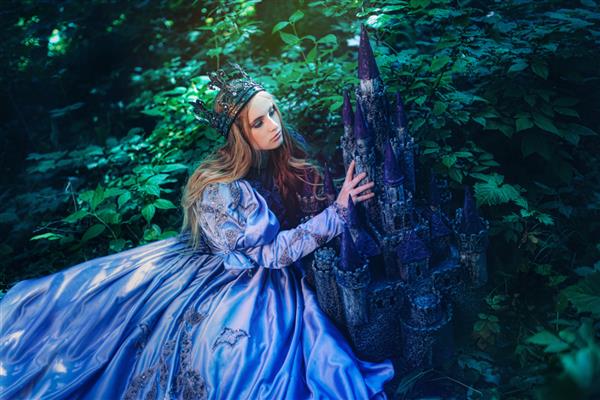 شاهزاده خانم با لباس قدیمی در حال قدم زدن در جنگل جادویی