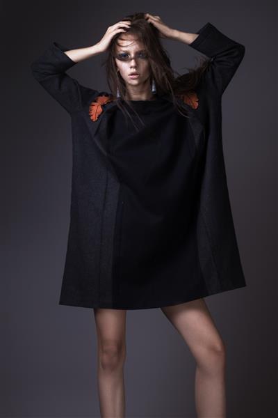 دختران شیک پوش زیبا در لباسی شیک که ژست های مختلف را نشان می دهد عکس مد سبک زیبایی که در استودیو گرفته شده است