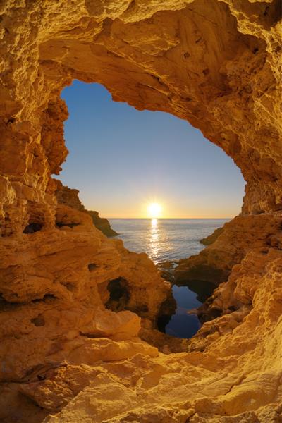 ترکیب مناظر دریایی غار طبیعت زیبا در داخل بادبان اصلی