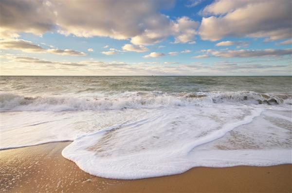 ترکیب طبیعت دریای موجی زیبا