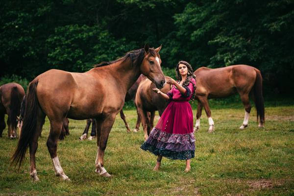 کولی زیبا با لباس بنفش با اسب