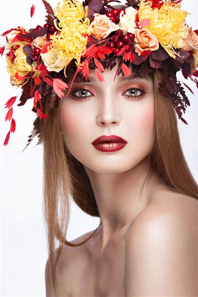 دختر زیبا با تاج گل پاییزی درخشان از برگ و گل صورت زیبایی