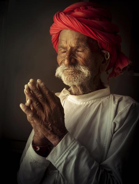 پیرمرد در حال نماز خواندن