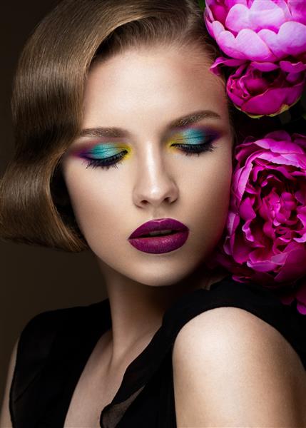 دختر زیبا با گل های آرایش رنگارنگ مدل موهای یکپارچهسازی با سیستمعامل صورت زیبایی