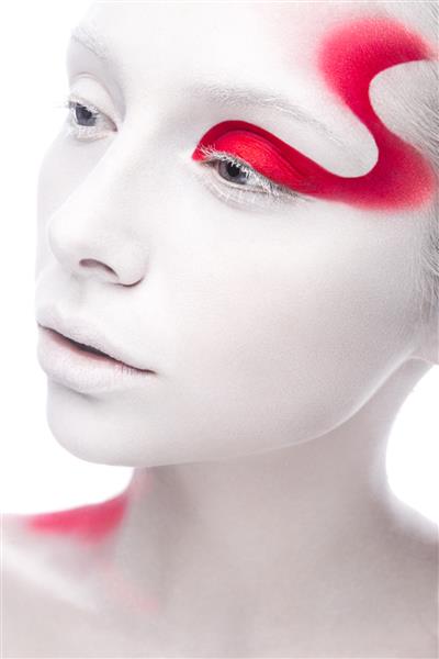 دختر مد هنری با پوست سفید و رنگ قرمز روی صورت زیبایی خلاقانه هنری