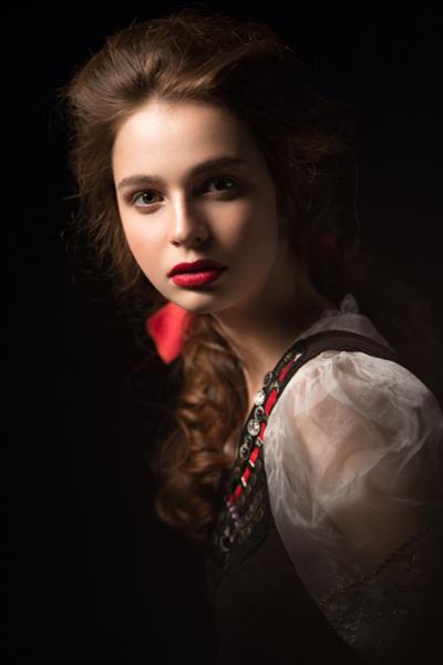 دختر زیبای روسی با لباس ملی با مدل موی بافته شده و صورت زیبایی لب های قرمز