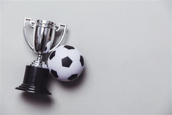 توپ فوتبال با یک جام برنده نقره