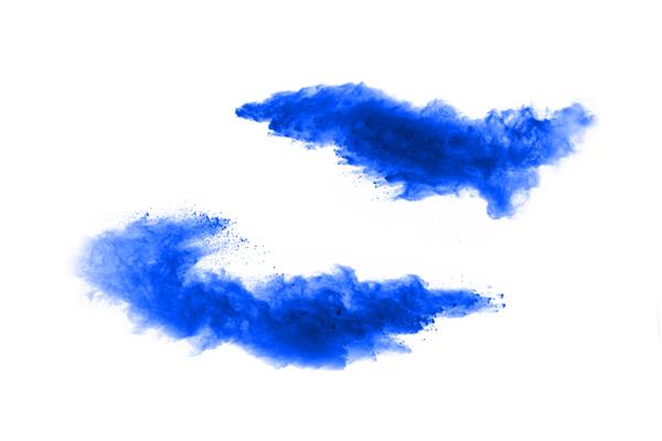 انفجار پودر رنگ آبی روی سفید ابر رنگی غبار رنگارنگ منفجر می شود