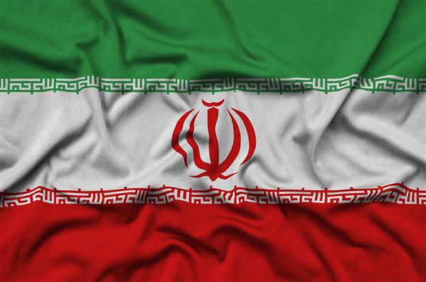 پرچم ایران روی پارچه‌ای اسپرت با چین‌های فراوان به تصویر کشیده شده است
