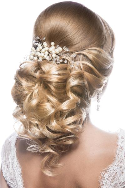 زن زیبا در تصویر عروس موهای زیبایی نمای پشت مدل مو