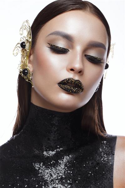 زن زیبا با آرایش خلاقانه سیاه و لوازم جانبی طلایی