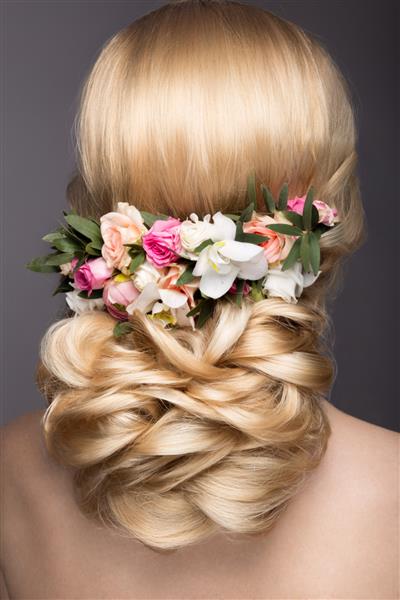 پرتره یک زن زیبا با گل در موهایش