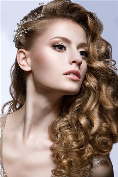 پرتره یک زن زیبا با جواهرات در موهایش