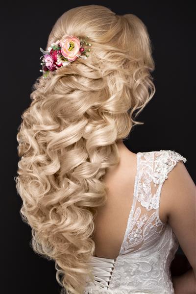 مدل موی یک دختر بلوند در لباس عروس