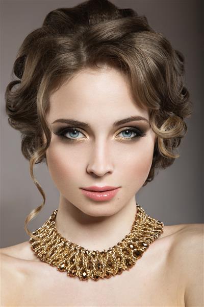 پرتره یک زن جوان با مدل موهای زیبا