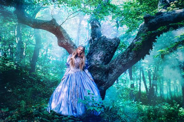 شاهزاده خانم با لباس قدیمی در حال قدم زدن در جنگل جادویی