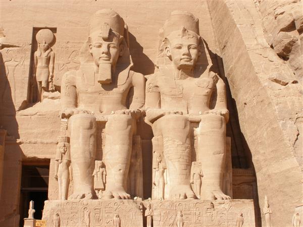 مجسمه های فراعنه در معبد بزرگ هتشپسوت در اقصر مصر