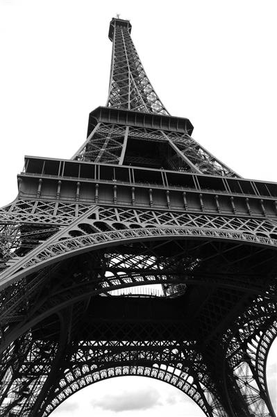 زیر برج ایفل در پاریس فرانسه