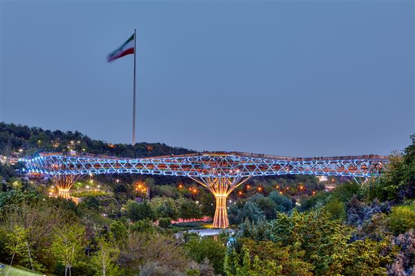 تهران ایران - 28 آوریل 2017 پل طبیعت یا پل طبیعت بزرگترین پل روگذر عابر پیاده ساخته شده در پایتخت ایران است که در نور عصر سازه ها نمایان می شود