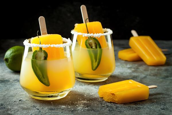 کوکتل مارگاریتا بستنی انبه تند با هالاپینو و لیموترش نوشیدنی الکلی مکزیکی برای مهمانی Cinco de Mayo
