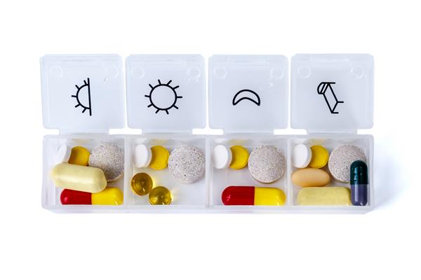 دوز روزانه دارو - قرص هایی که در یک جعبه قرص سازماندهی شده اند
