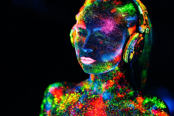 مفهوم روی بدن یک دختر عرشه دی جی را نقاشی کرده است دختر نیمه برهنه با رنگ های UV نقاشی شده است