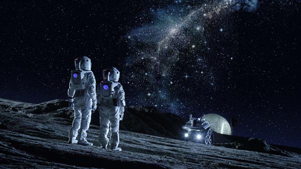 دو فضانورد با لباس فضایی روی سیاره ایستاده اند و به کهکشان راه شیری نگاه می کنند در پس زمینه پایه قمری با گنبد ژئودزیکی مفهوم استعمار ماه و سفر فضایی