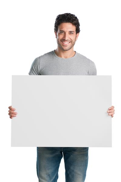 مرد جوان خوشحال در حال نشان دادن و نمایش پلاکارد آماده برای متن یا محصول شما