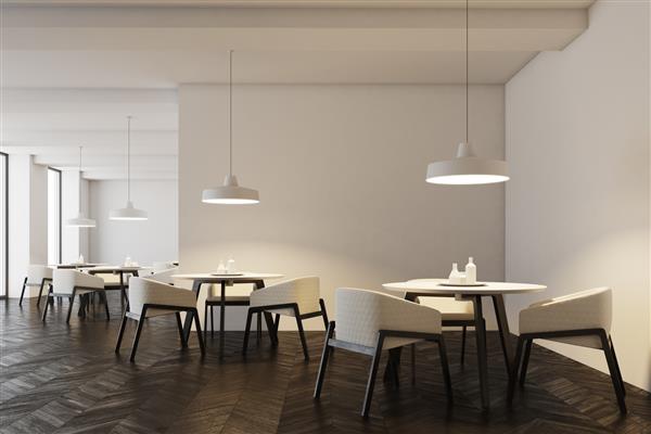 نمای جلویی یک کافه مدرن سفید با کف چوبی تیره و میزهای گرد با صندلی‌های اصلی در نزدیکی آنها ایستاده است پنجره های بزرگ ماکت رندر سه بعدی