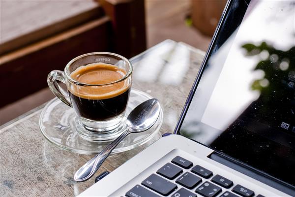 فنجان قهوه و لپ تاپ برای تجارت