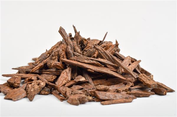 فوکوس انتخابی چوب های چوب آگار یا پس زمینه آگاروود تراشه های بخور مورد استفاده در سوزاندن بخور دادن و عطرهای اسانس عود یا باخور