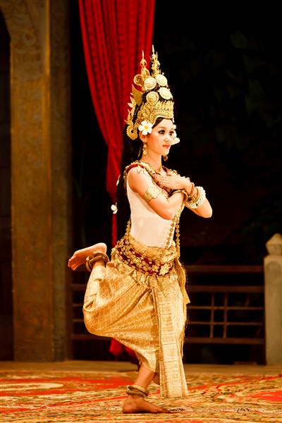 SIEM REAP کامبوج - 28 دسامبر 2008 رقصنده کلاسیک خمر در حال اجرا با لباس سنتی کامل در 28 دسامبر 2008 در Siem Reap کامبوج Angkor Wat پربازدیدترین مکان در کامبوج است