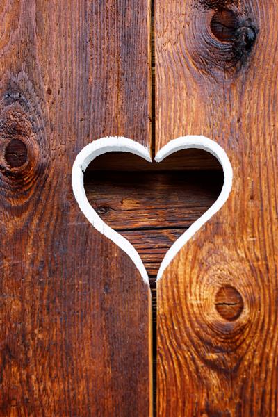 نرده چوبی با قلب بخشی از یک پنجره در تیرول اتریش