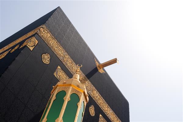 مکه عربستان سعودی - 2 مه 2018 کعبه مقدس مرکز اسلام در داخل مسجد الحرام در مکه است پوشیده از پارچه ابریشمی مشکی کسوه با خط طلایی به زبان عربی