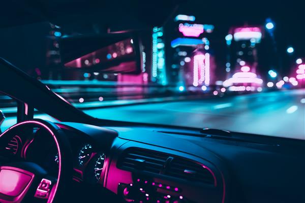 رانندگی با سرعت ماشین در جاده در شهر شبانه یکپارچهسازی با سیستمعامل موج نورهای نئون نوآر رنگی