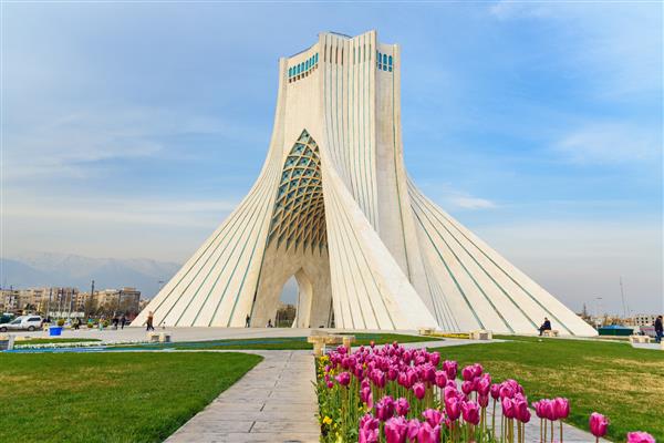 تهران ایران - 19 مارس 2018 بنای یادبود برج آزادی در میدان آزادی