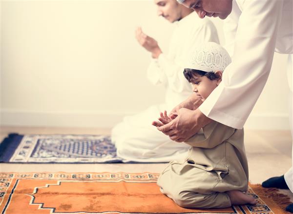 پسر مسلمان یاد می گیرد که چگونه برای خدا دعا کند