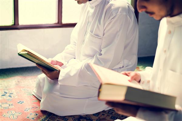 مسلمانان از قرآن می خوانند