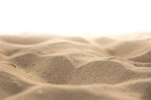 نمای نزدیک بافت شنی در ساحل - روی پس‌زمینه‌های سفید