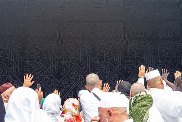 مکه عربستان سعودی - 03 مه 2018 مردم در حال قدم زدن در اطراف کعبه مقدس در مسجد الحرام در مکه هستند دست زدن به کعبه پوشش ابریشمی کسوه و دعا کردن ازدحام مردم همیشه در اطراف سنگ سیاه