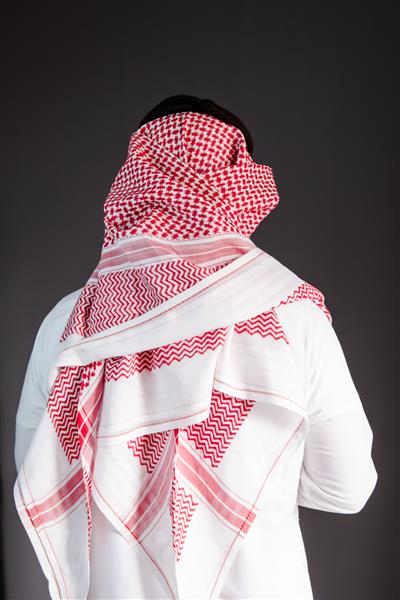 مرد عربستانی لباس سنتی عربستانی شماگ می پوشد عکس پرتره از پشت