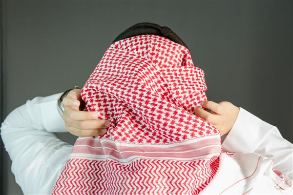 مرد عربستانی لباس سنتی عربستانی می پوشد عکس پرتره از پشت
