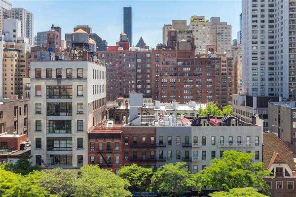 شهر نیویورک - نمای بالای ساختمان های تاریخی در امتداد خیابان 59 با خط افق میدتاون منهتن در پس زمینه