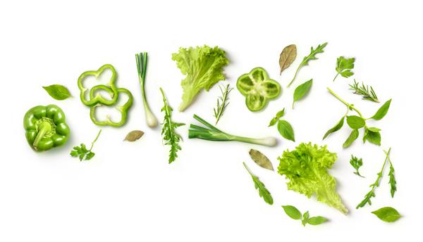 تغذیه سالم سبزیجات فلفل سبز پیاز روگولا سالاد در زمینه سفید آتلیه عکس غذای سالم نمای بالا محصول با وضوح بالا