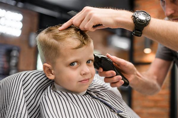 آرایشگر حرفه ای یک مدل موی شیک برای کودک شما درست می کند