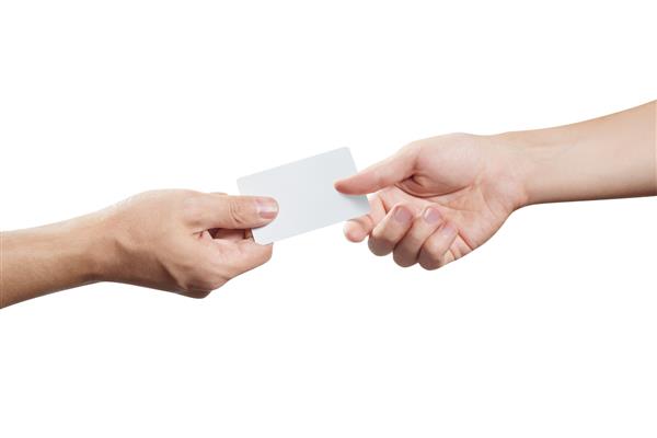 دستی که یک کارت خالی یا یک بلیط بروشور می دهد جدا شده روی پس زمینه سفید